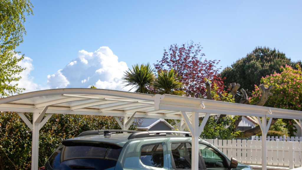 Un carport de voiture dans un jardin