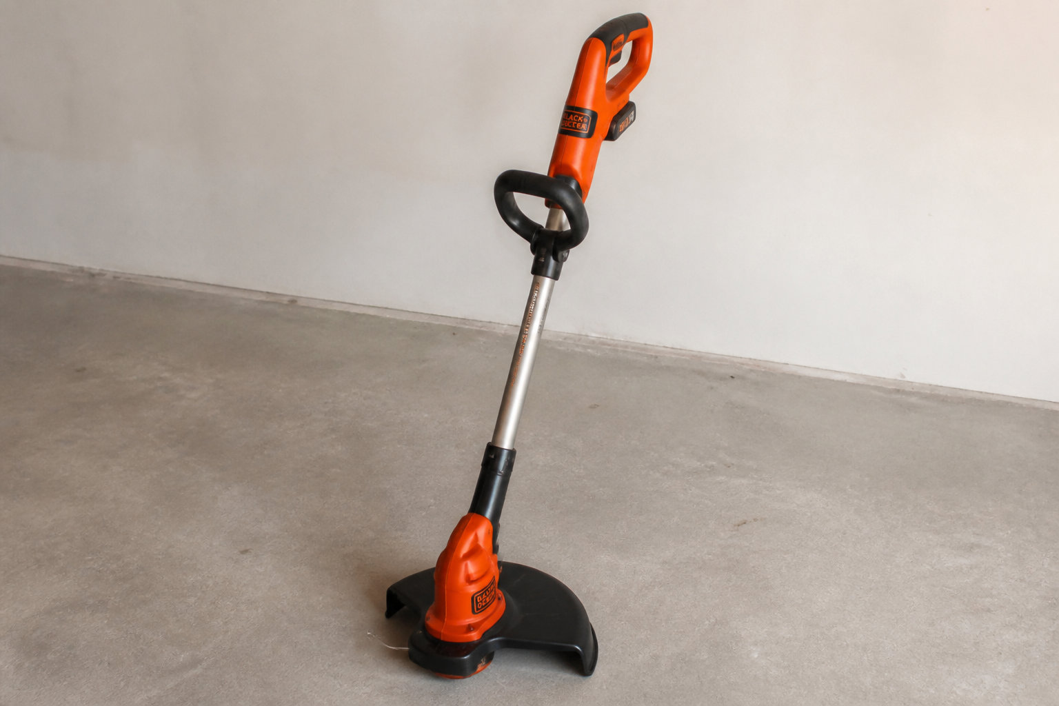 Black+Decker STC1820ST : la référence pour les bordures nettes