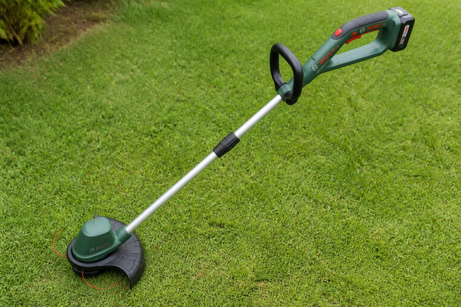 Bosch UniversalGrassCut 18 : l'agilité pour les recoins difficiles