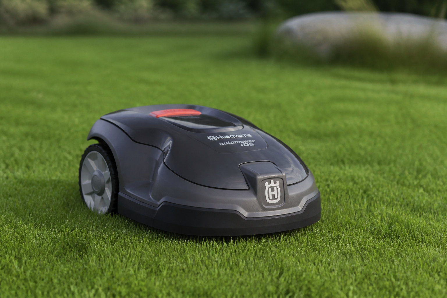 Husqvarna Automower 105 : la fiabilité pour les terrains en pente