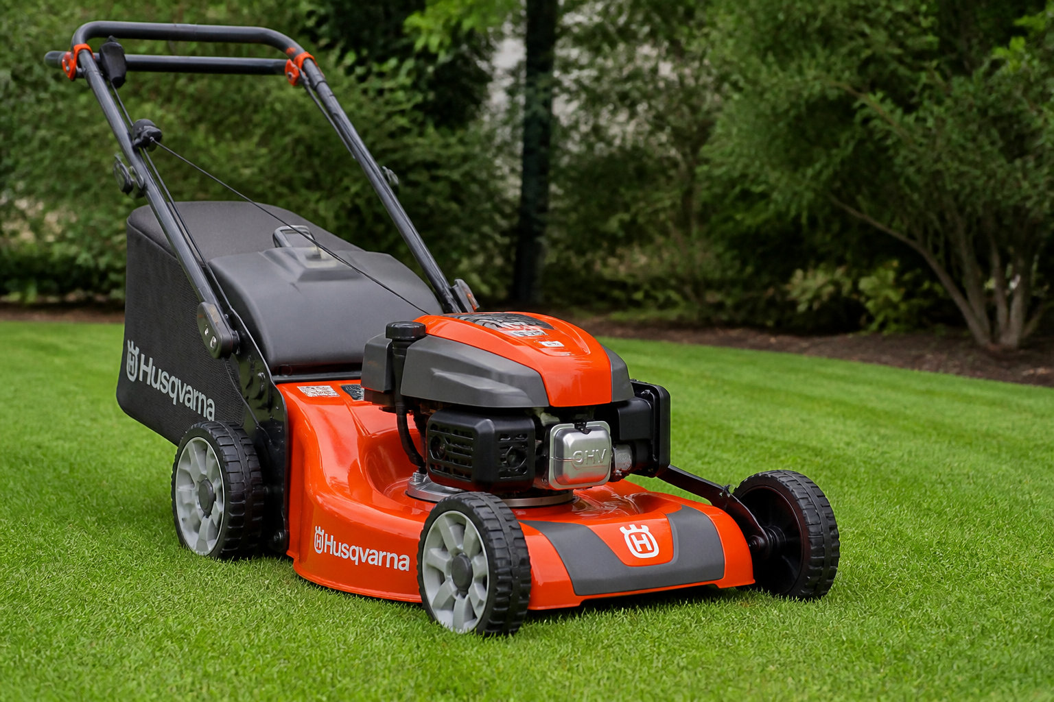 Husqvarna LC 253S : l'efficacité pour les herbes denses