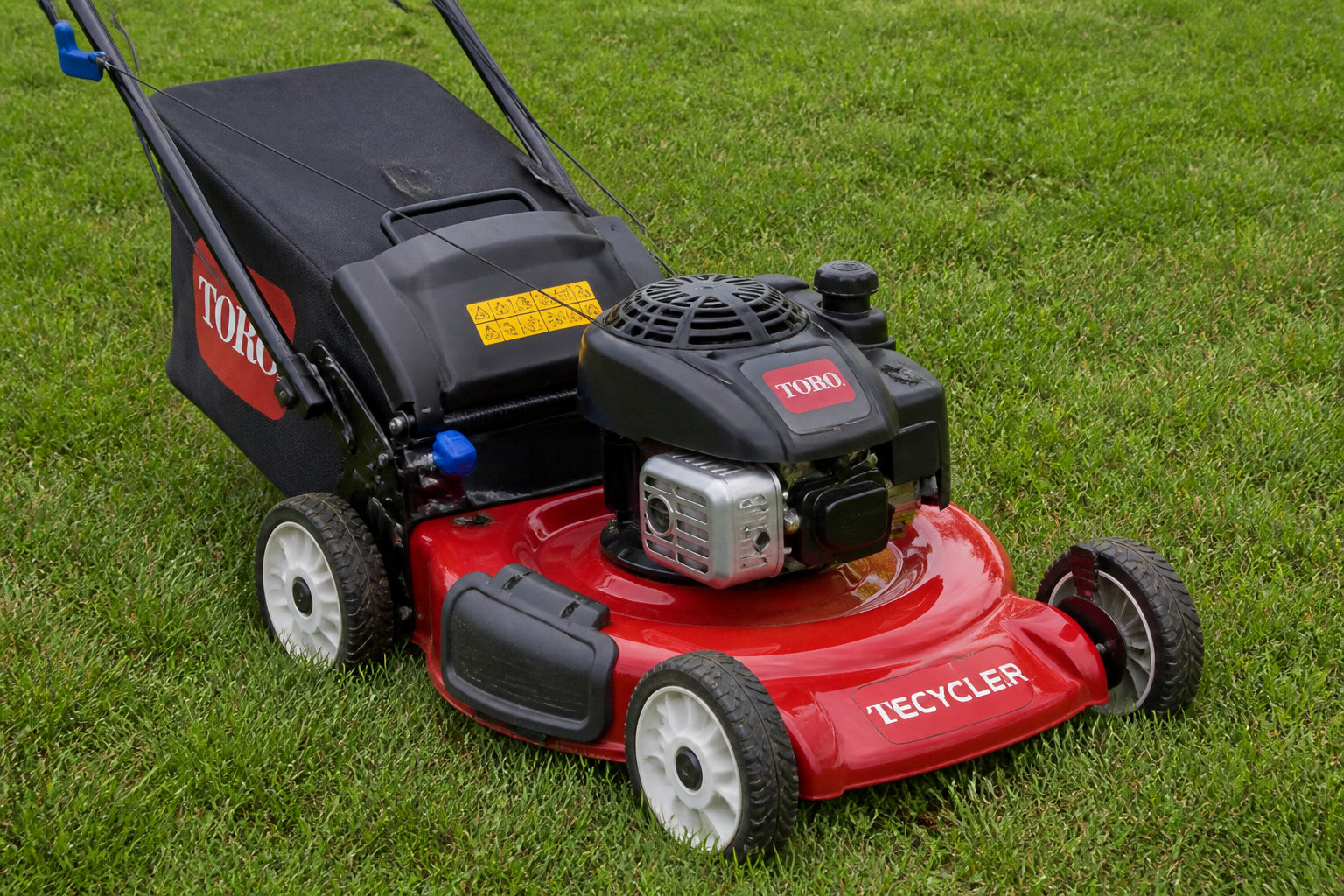 Toro Recycler 21770 : l'agilité au service des jardins humides